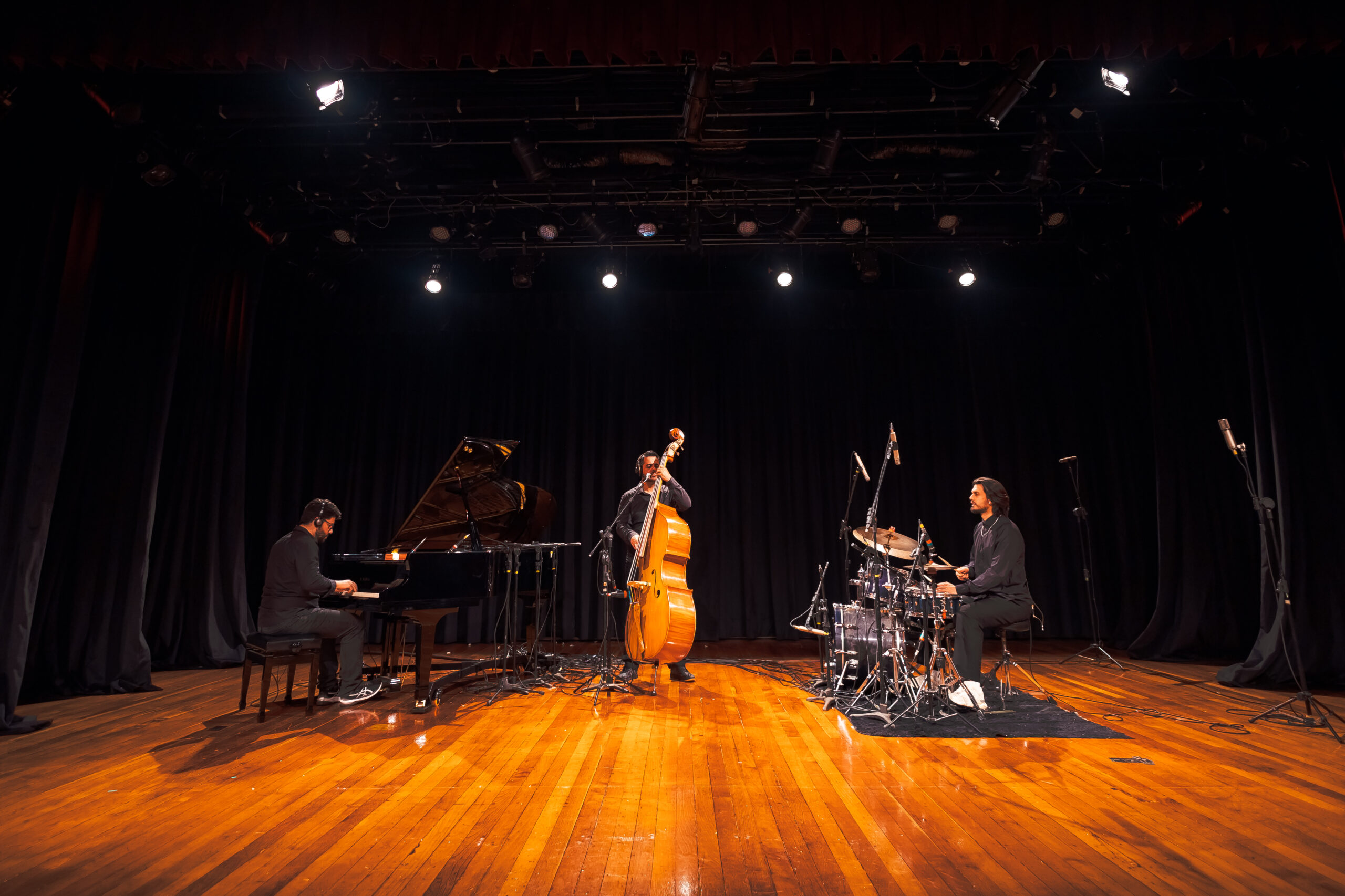 Jota Trio apresenta espetáculo instrumental em homenagem a Djavan