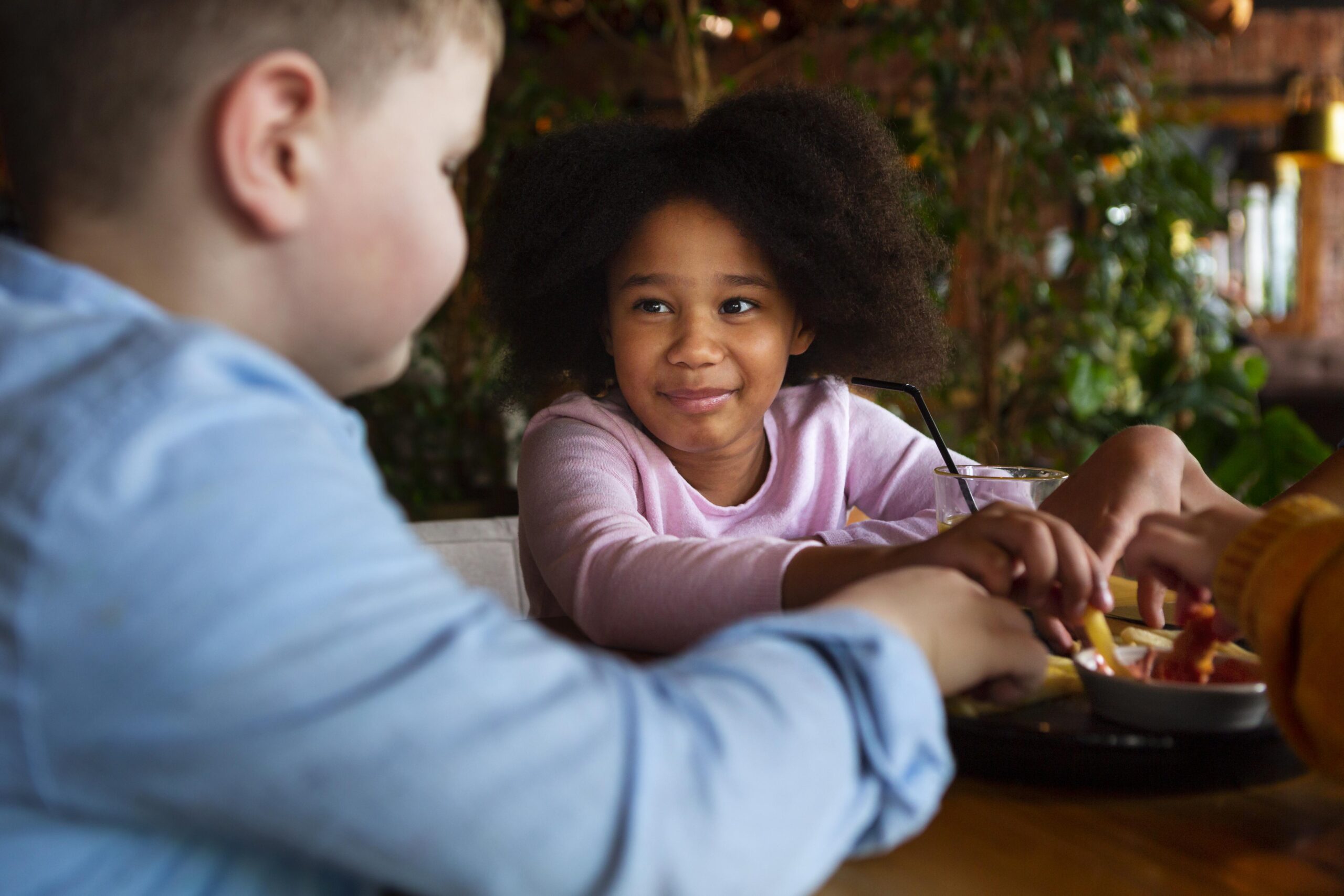 Abrasel disponibiliza guia de inclusão para crianças com autismo em restaurantes